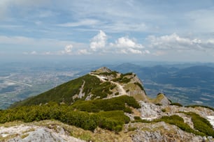 una vista de la cima de una montaña con un camino que sube