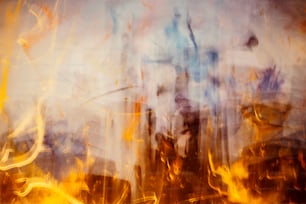 Un'immagine sfocata di un idrante antincendio con un cielo sullo sfondo