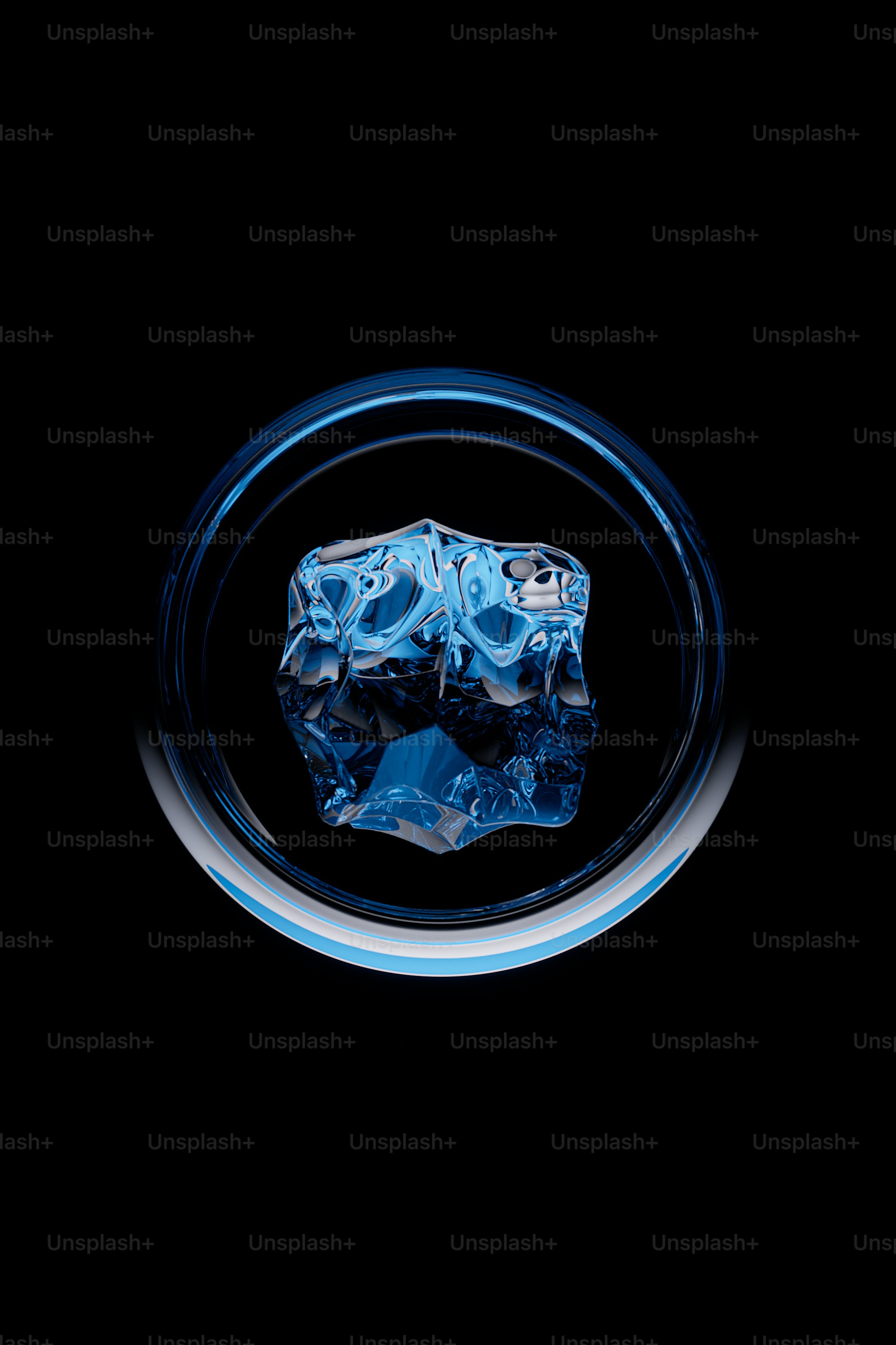 유리판 위에 놓인 얼음 조각