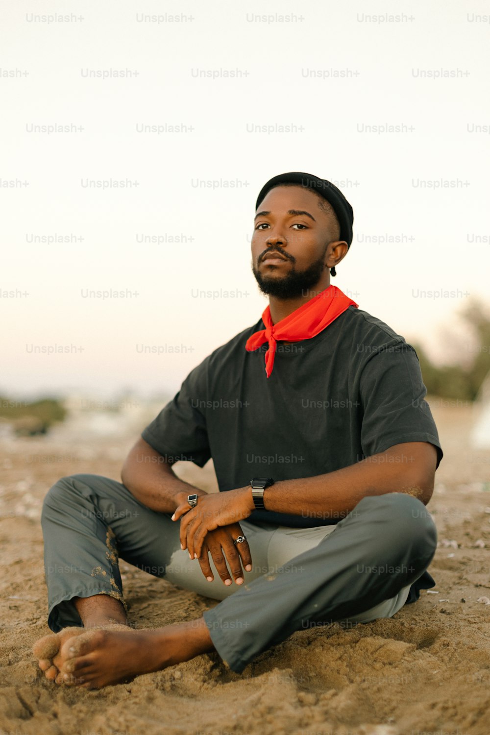 해변의 모래사장에 앉아 있는 남자