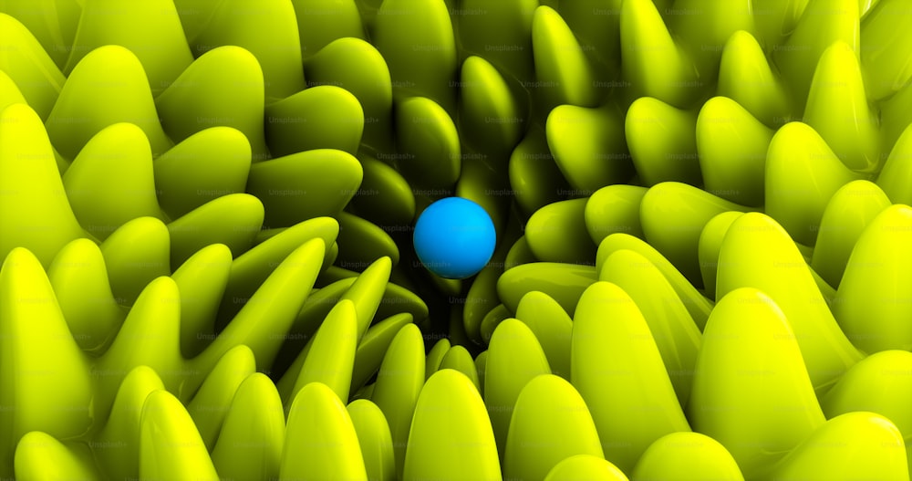 Una bola azul está en el centro de un montón de plantas verdes