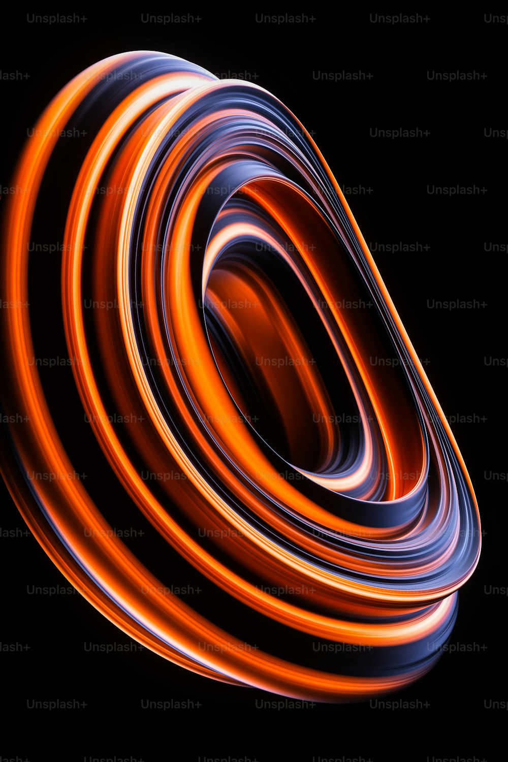 ein schwarzer Hintergrund mit orangefarbenen und blauen Wirbeln