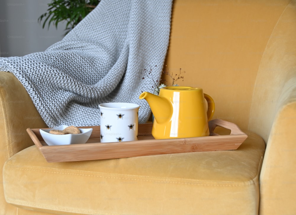 a tray with two mugs and a bowl on it