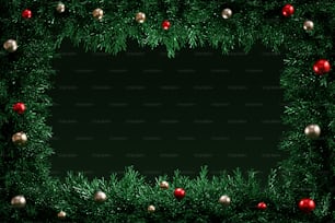 Uma moldura quadrada composta por decorações de Natal