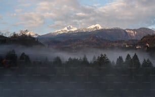 uma vista de uma cordilheira coberta de nevoeiro