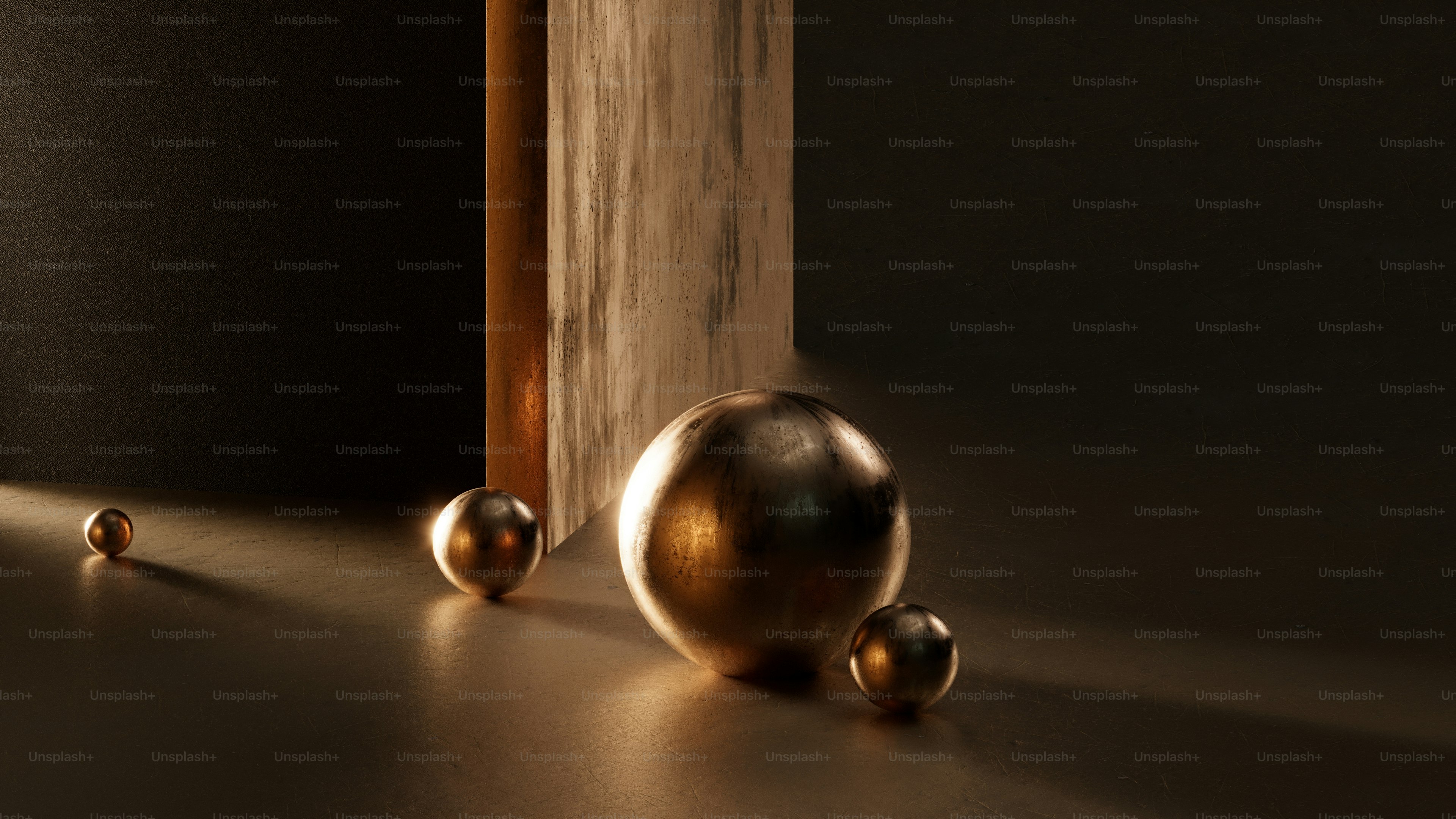 uma bola de ouro sentada em cima de uma mesa