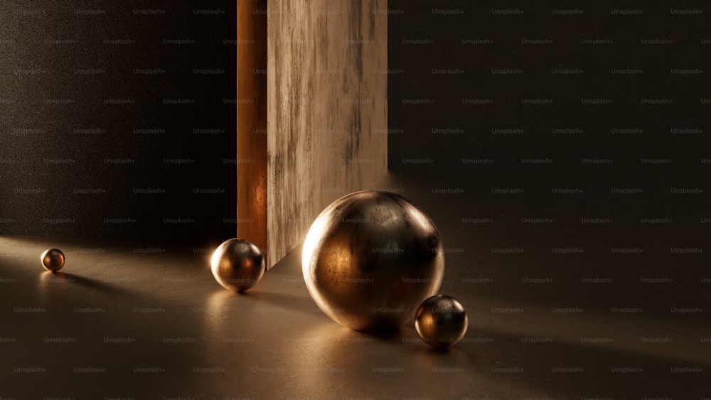 uma bola de ouro sentada em cima de uma mesa