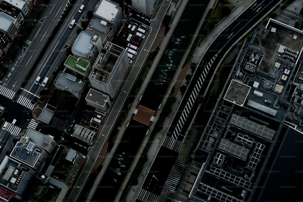 una vista aerea di una strada e di edifici della città