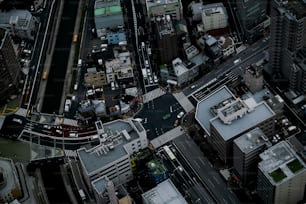 Eine Luftaufnahme einer Stadtstraße und von Gebäuden