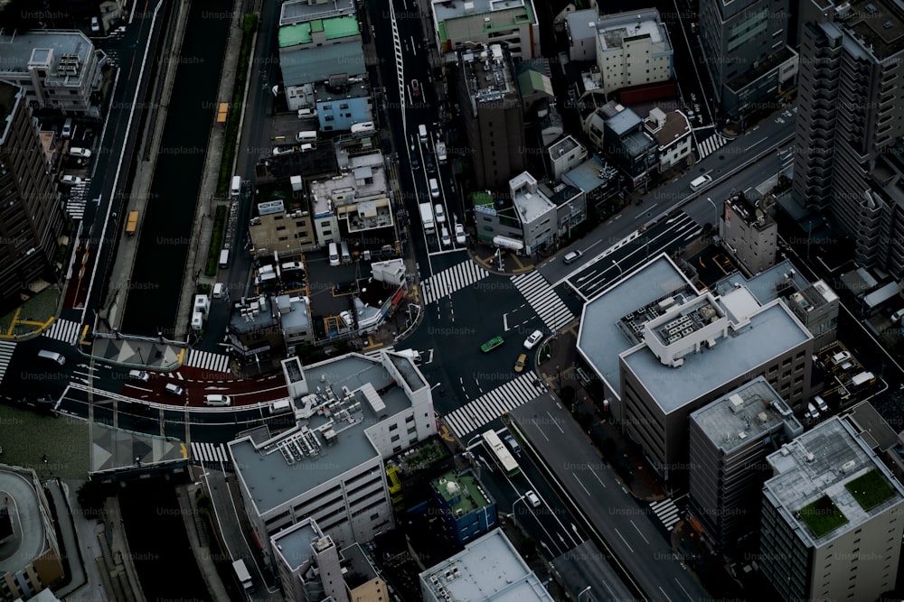 une vue aérienne d’une rue et d’un bâtiment de la ville