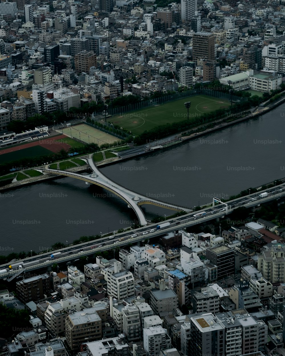 uma vista aérea de uma cidade e um rio