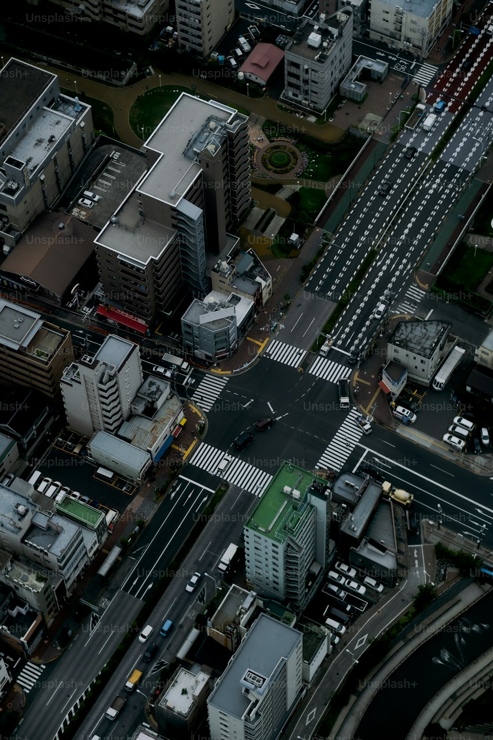 uma vista aérea de uma cidade com um telhado verde