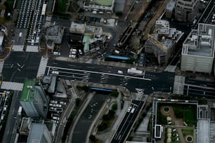 Una vista aérea de una intersección de calles de la ciudad