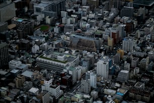 Una veduta aerea di una citt�à con edifici alti
