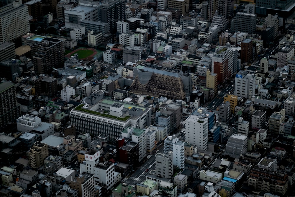 高層ビルのある都市の航空写真