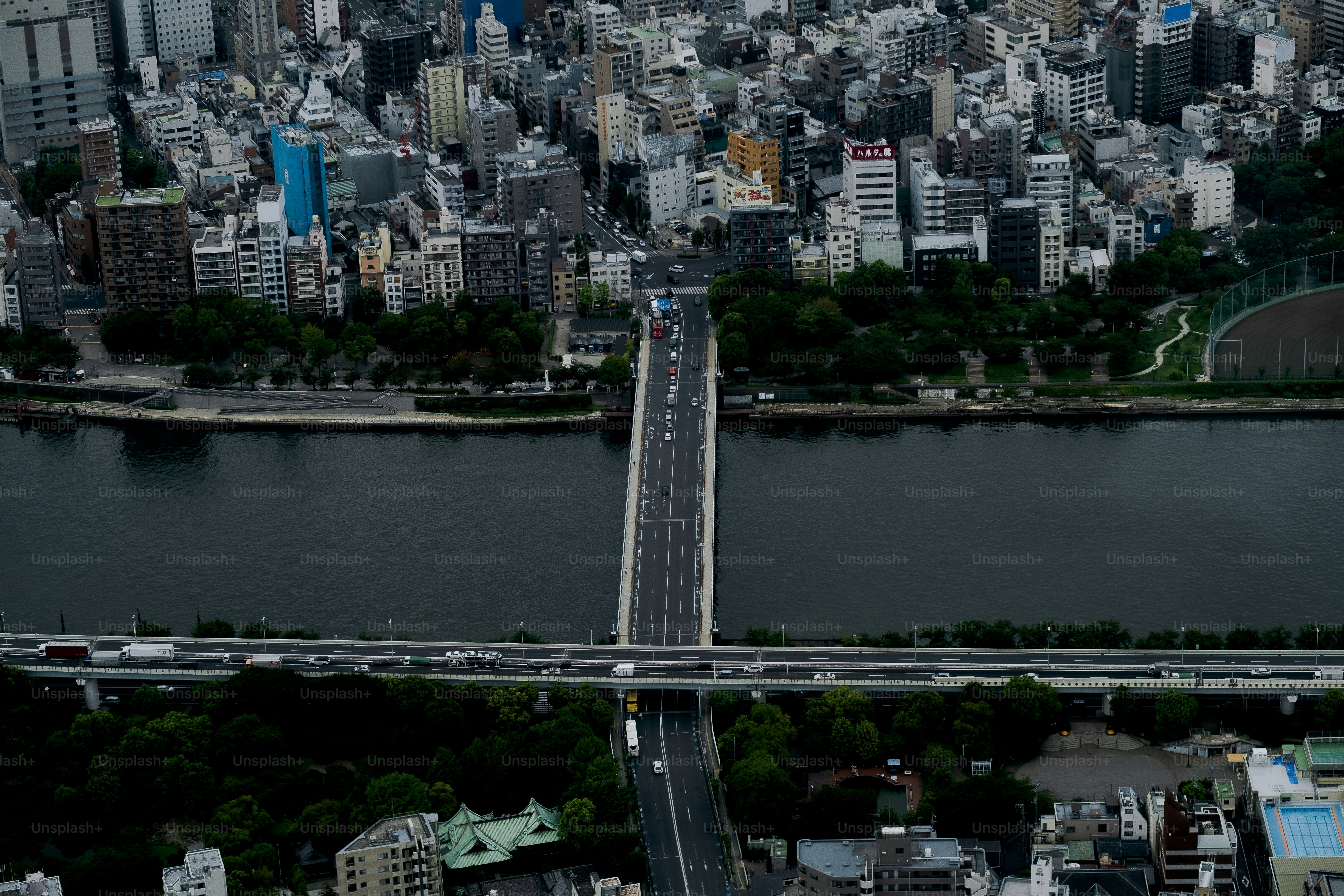 川に架かる橋の航空写真