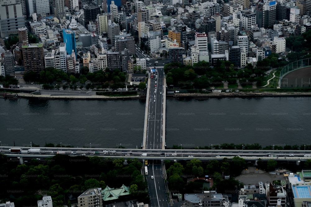 Una vista aérea de un puente sobre un río