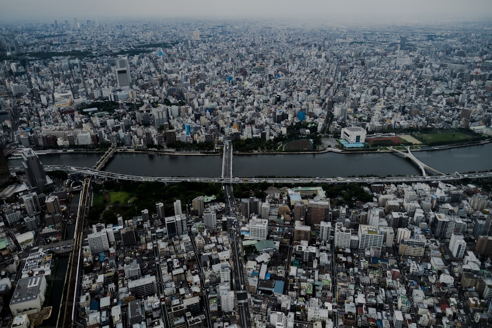 uma vista aérea de uma cidade com um rio que a atravessa