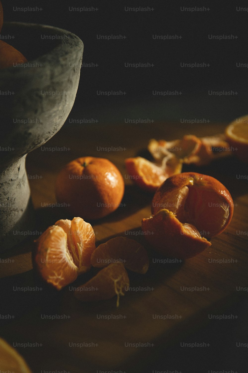 una tabla de cortar de madera cubierta con naranjas en rodajas