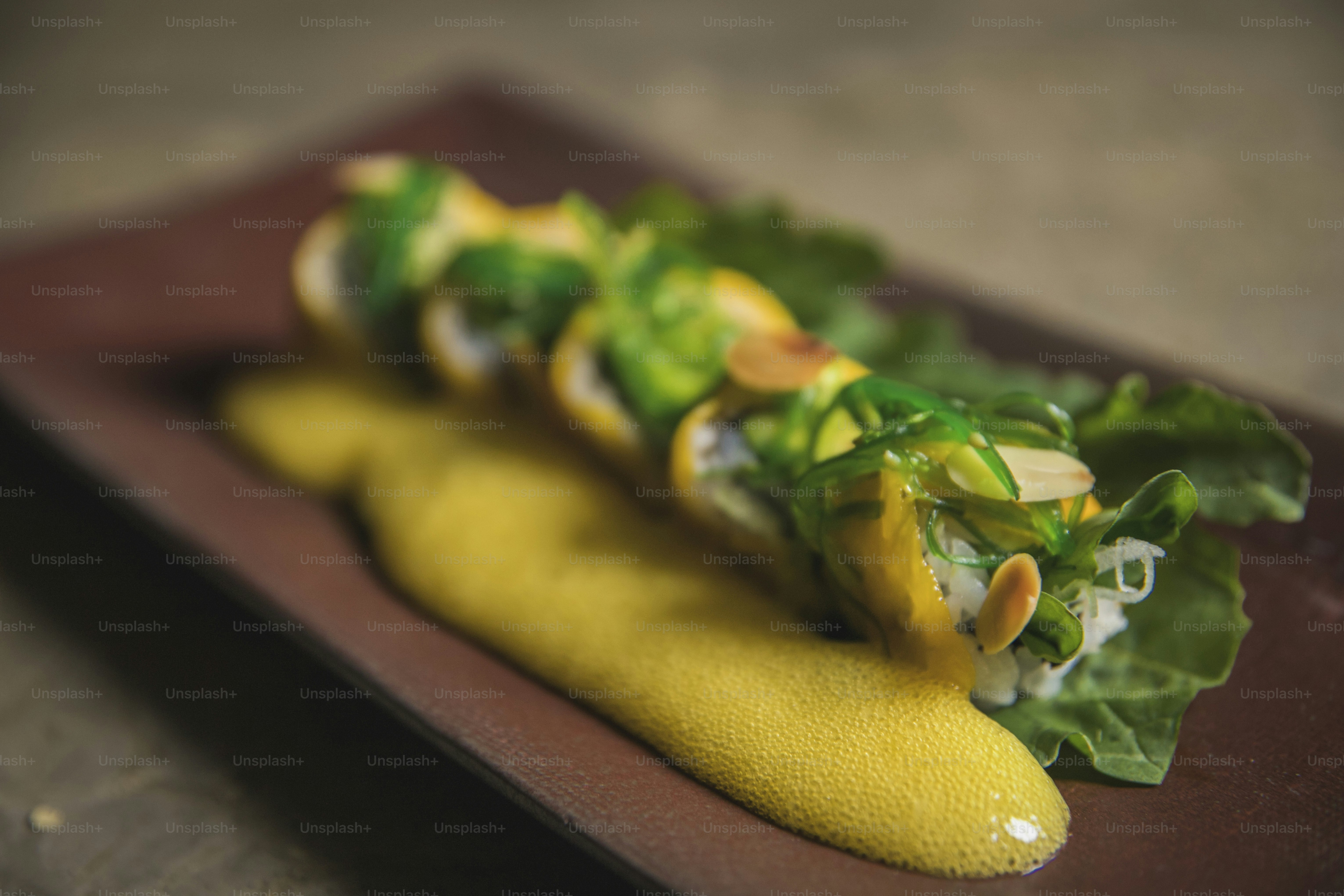 eine Nahaufnahme eines Tellers mit Essen auf einem Tisch