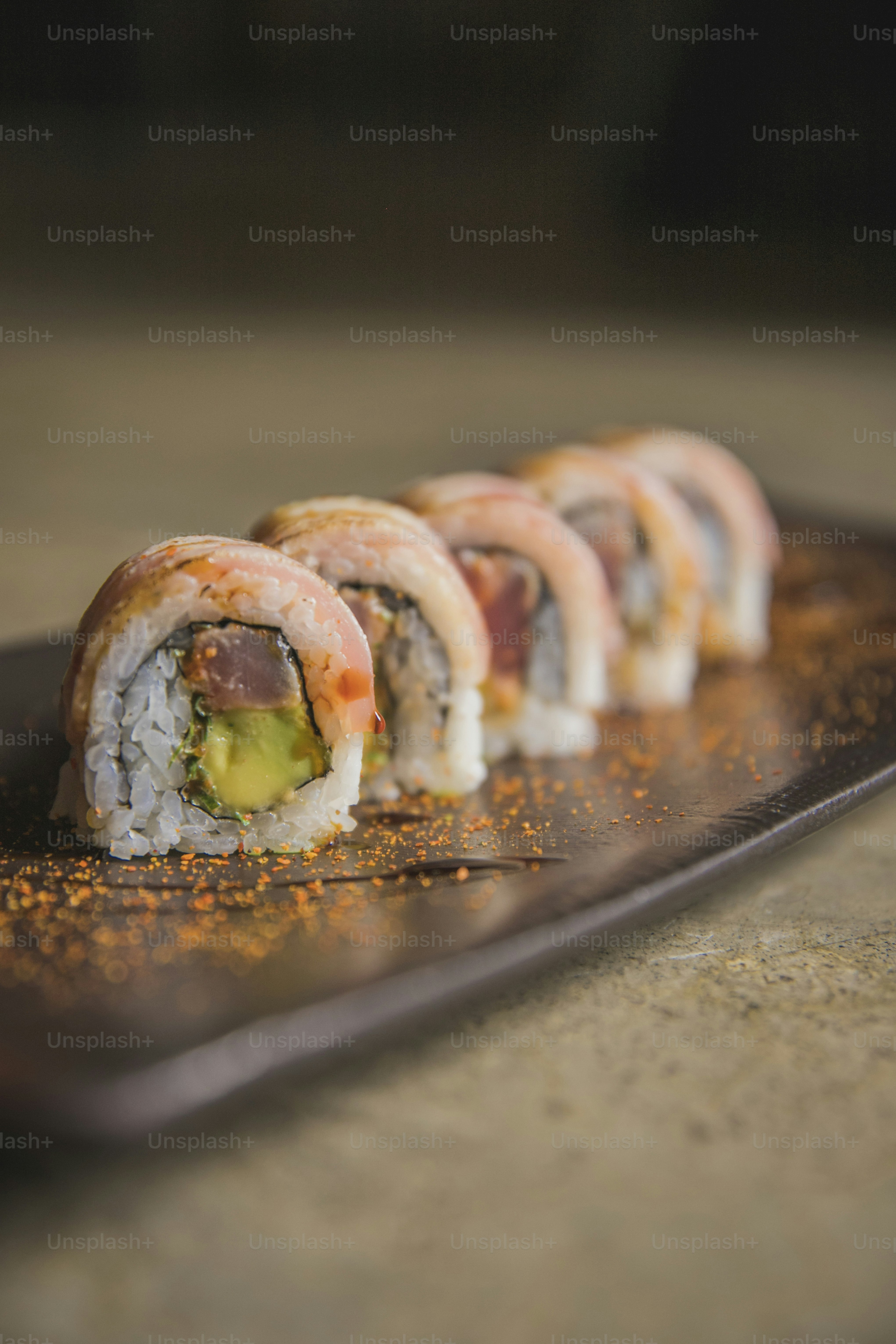 Un piatto di sushi su un tavolo