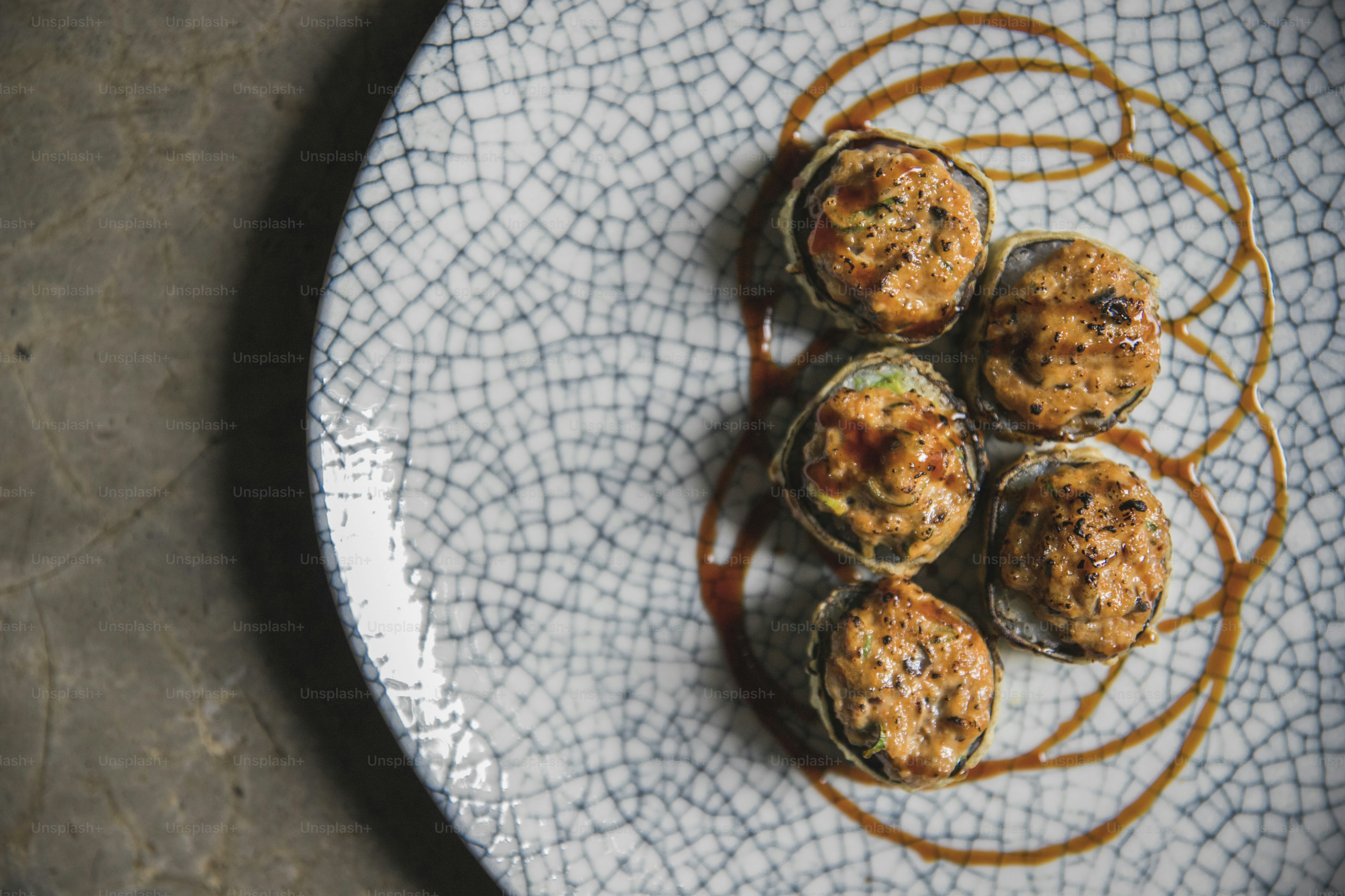 ein Teller mit Essen mit Soße darauf