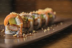 Un primer plano de un rollo de sushi en un plato