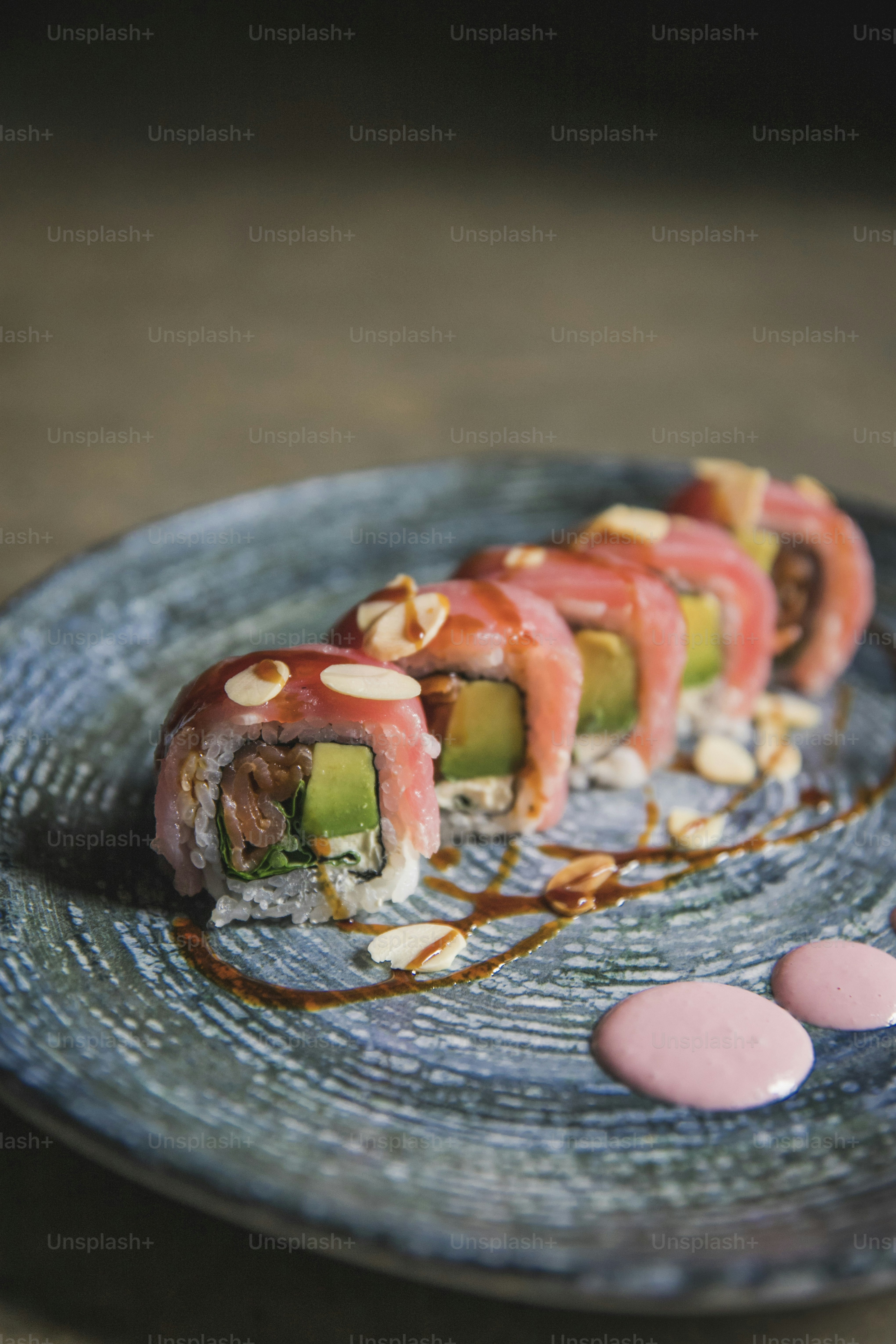 ein blauer Teller mit Sushi in Sauce