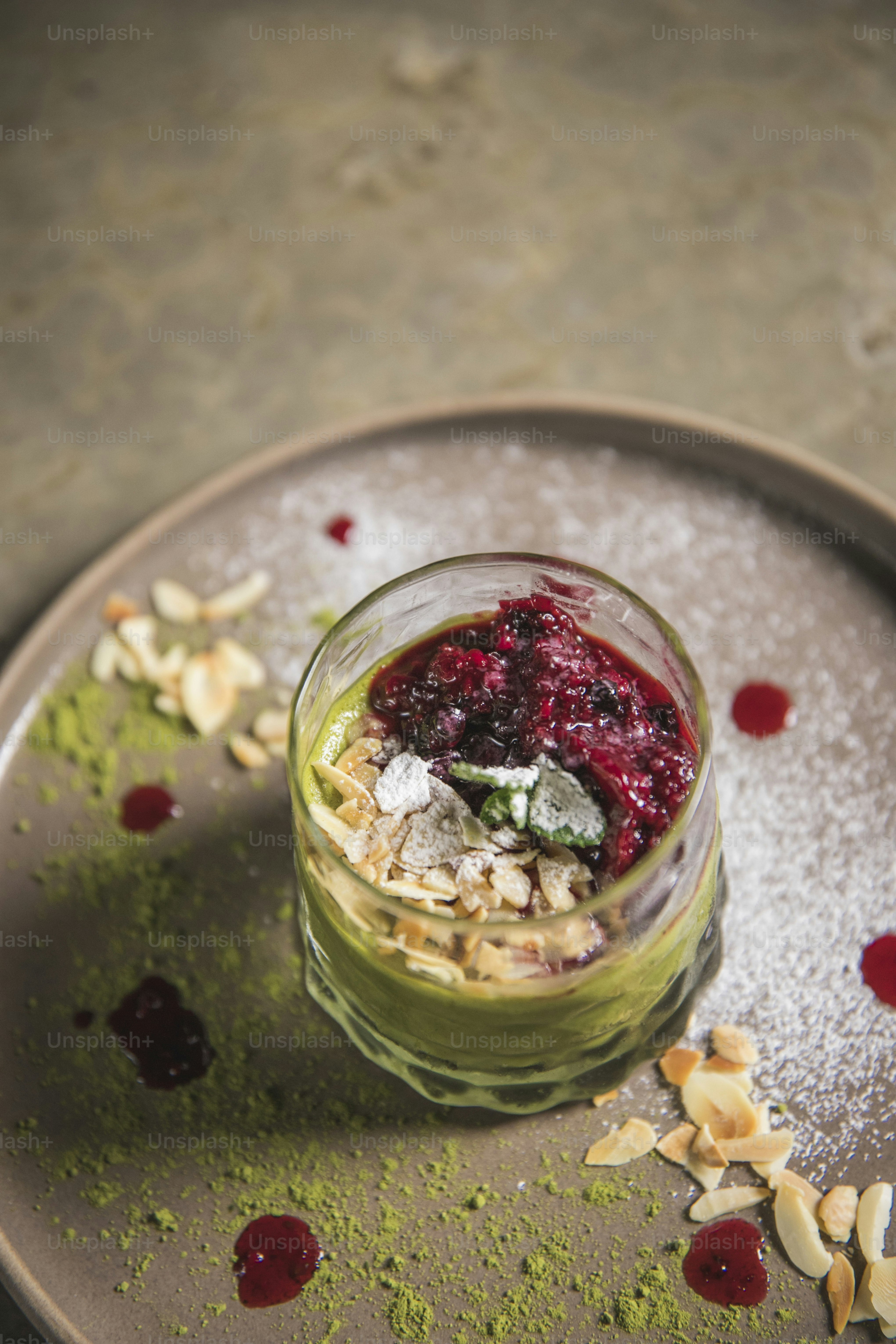 ein mit Essen gefülltes Glas auf einem Teller