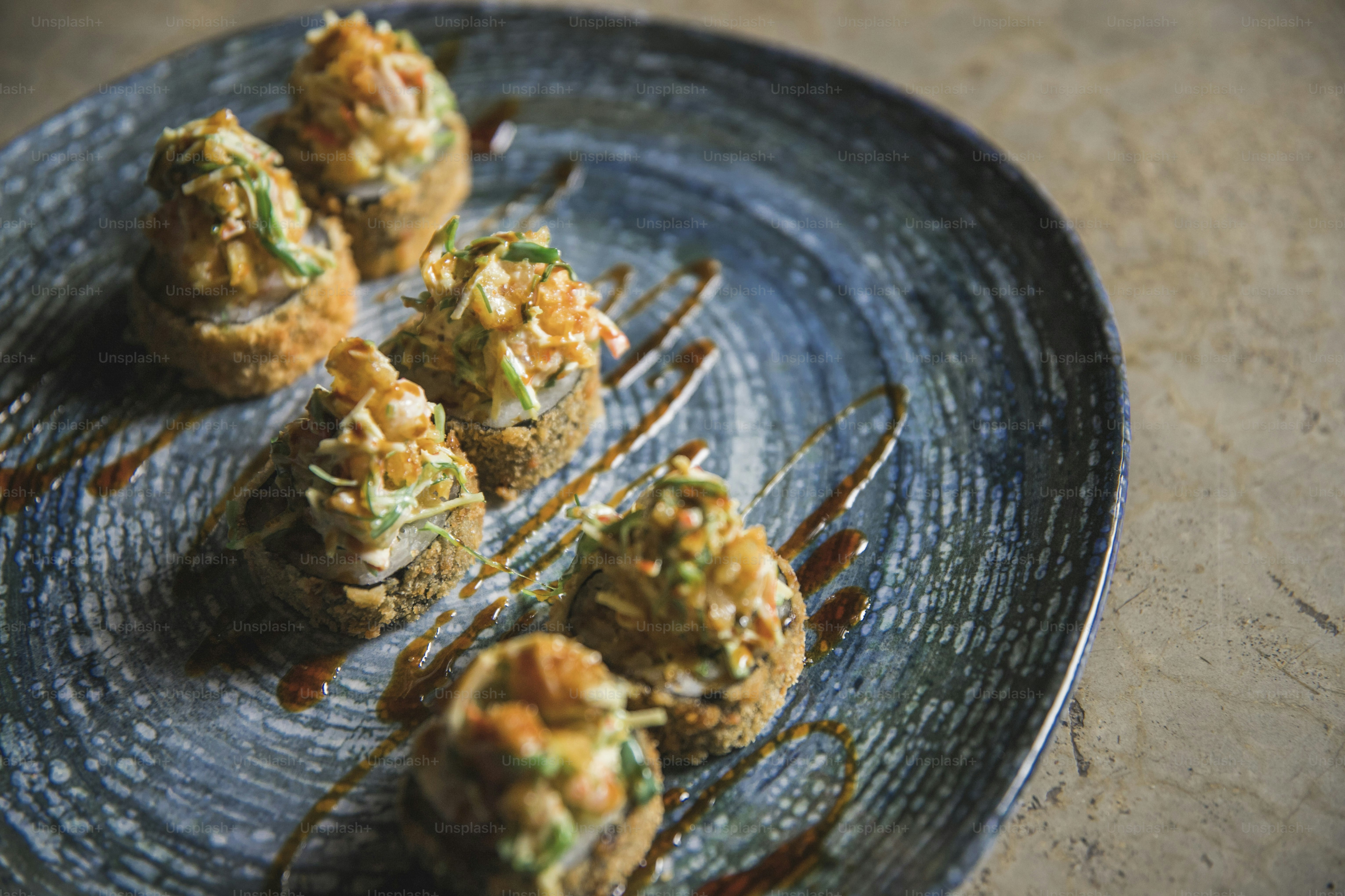 ein blauer Teller mit Essen auf einem Tisch