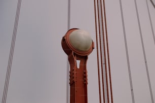 Gros plan d’un lampadaire sur un poteau