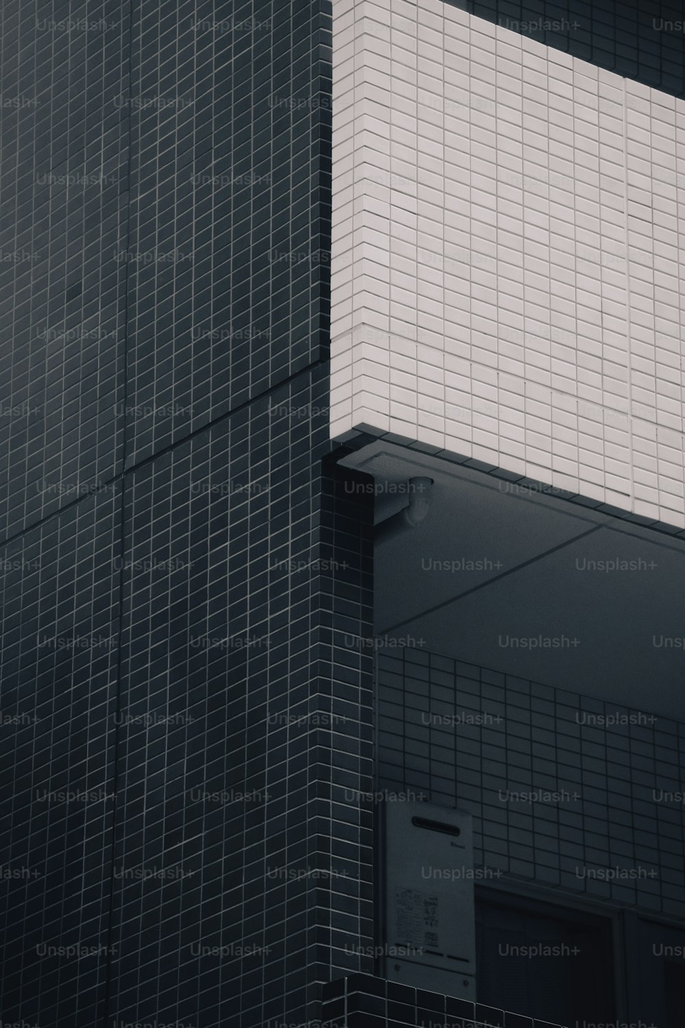 un edificio alto con un orologio sul lato di esso