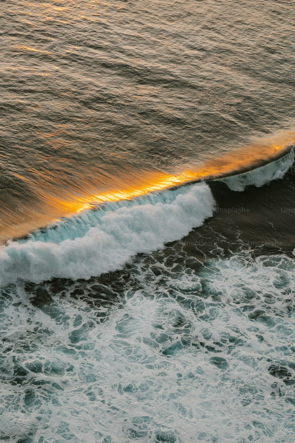 Eine Person, die auf einem Surfbrett auf einer Welle im Meer fährt