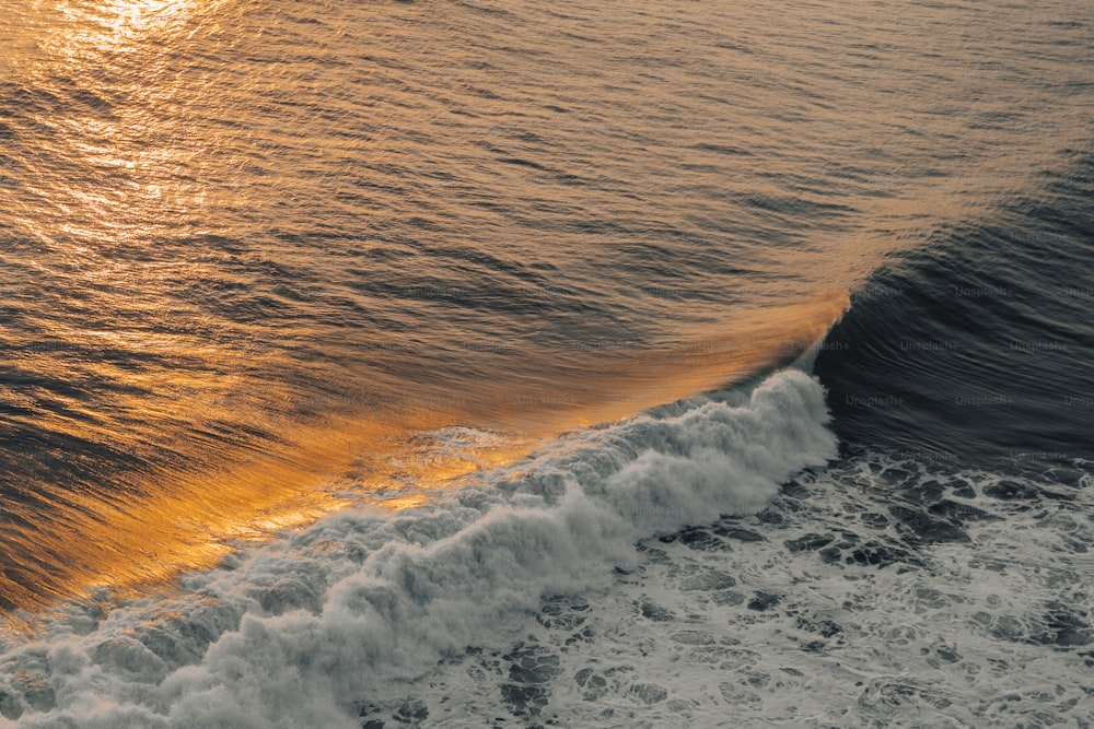 El sol se está poniendo sobre las olas del océano