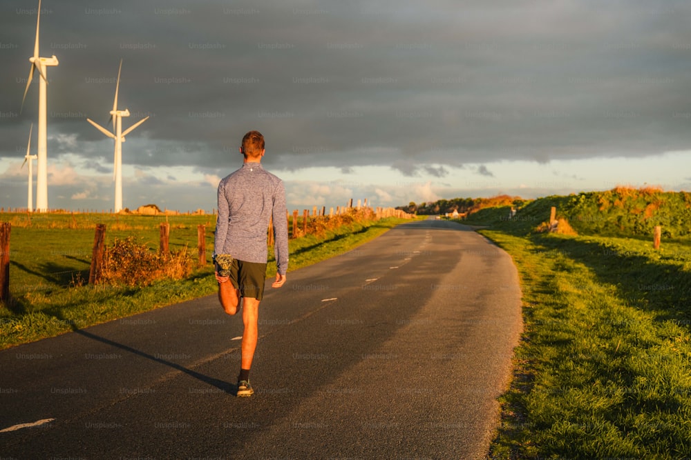 Foto Um homem correndo por uma estrada com um fundo de céu