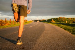 Un hombre caminando por un camino sosteniendo un animal de peluche