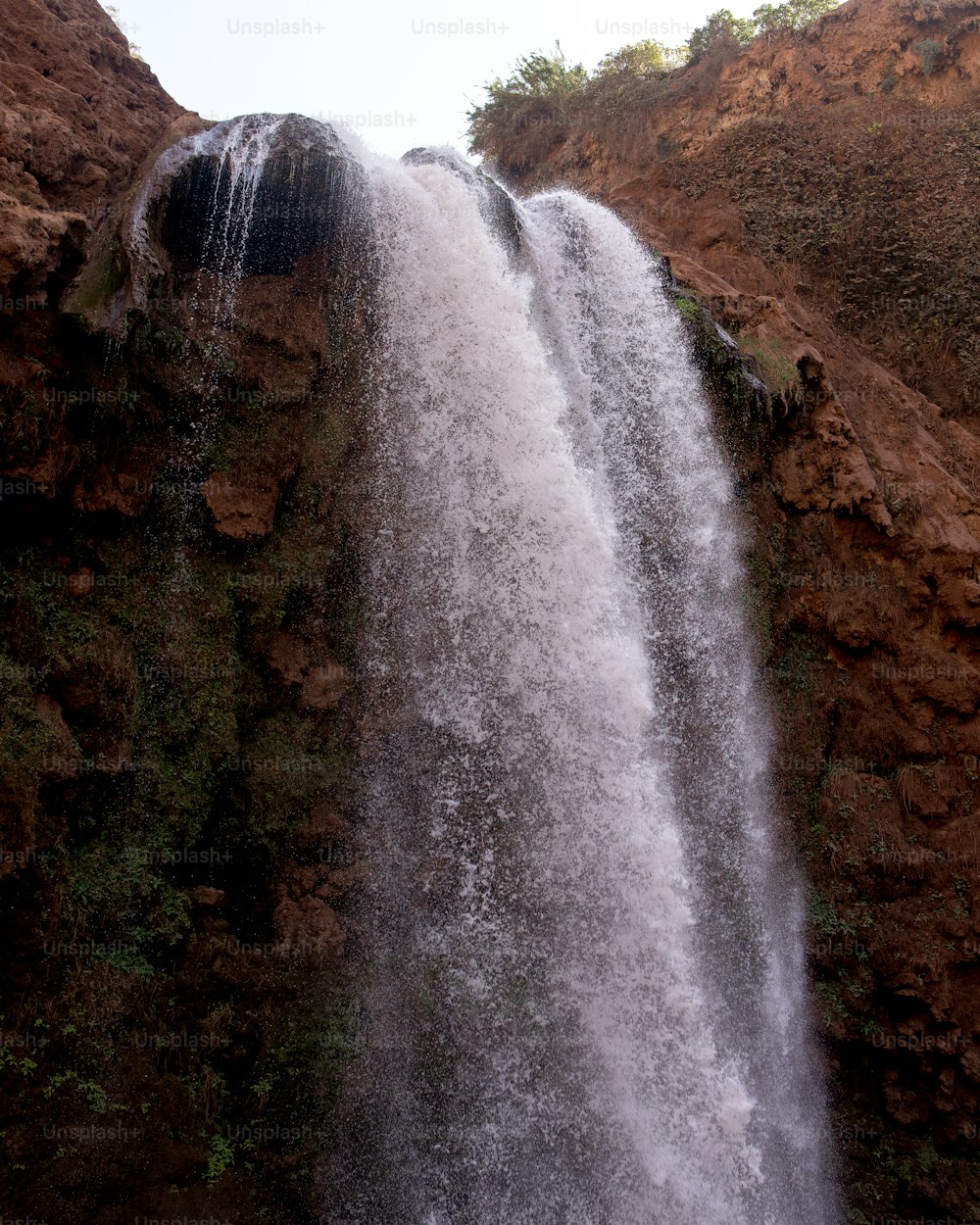 une très haute cascade avec beaucoup d’eau qui en sort