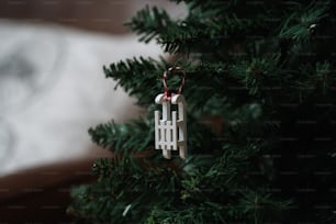 Un adorno blanco colgando de un árbol de Navidad