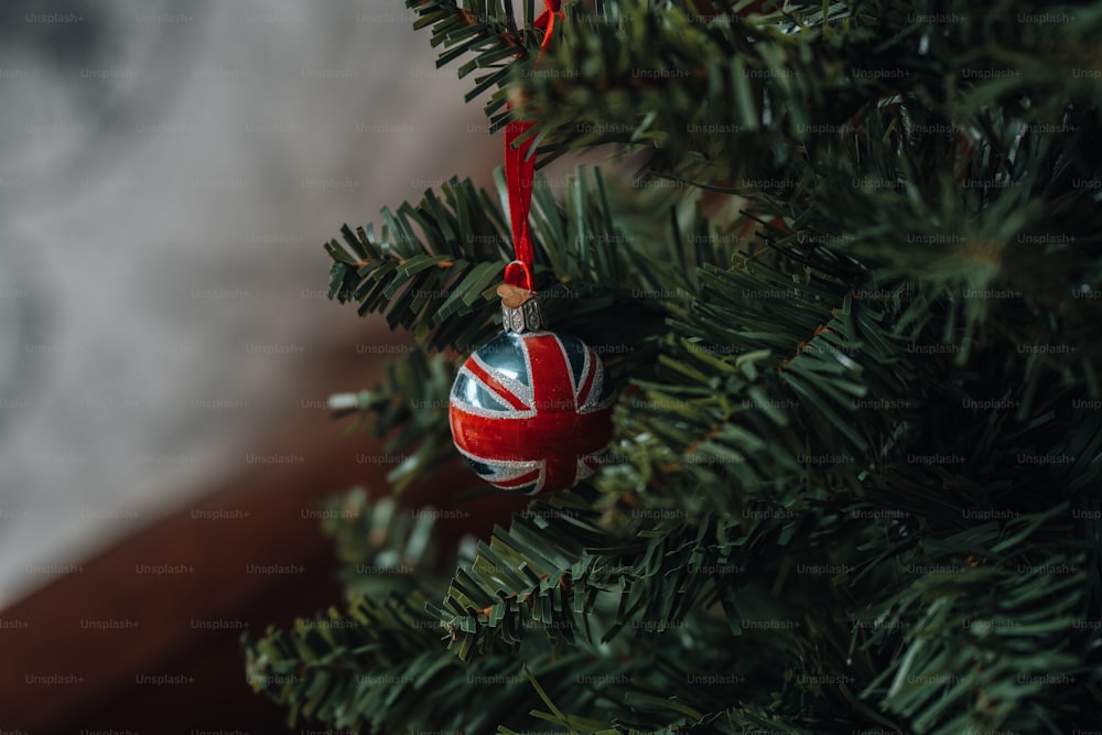 クリスマスツリーからぶら下がっている英国の旗飾り