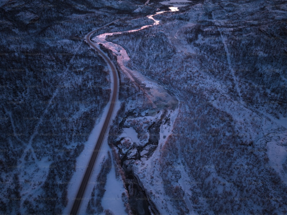 Eine Luftaufnahme einer kurvenreichen Straße im Schnee