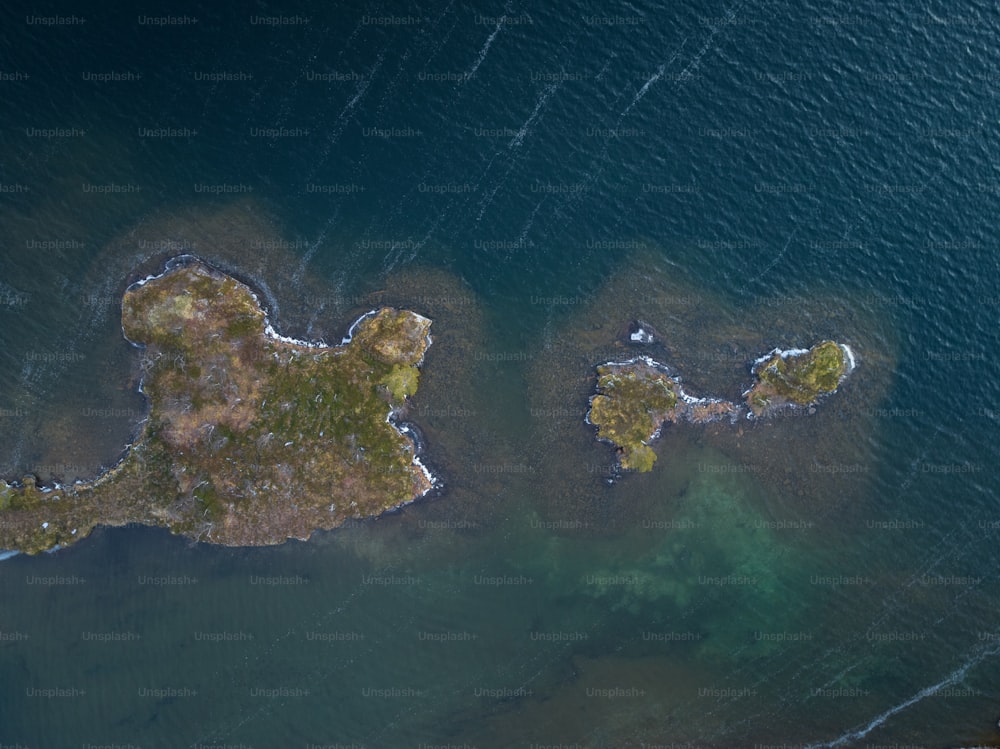 una veduta aerea di uno specchio d'acqua