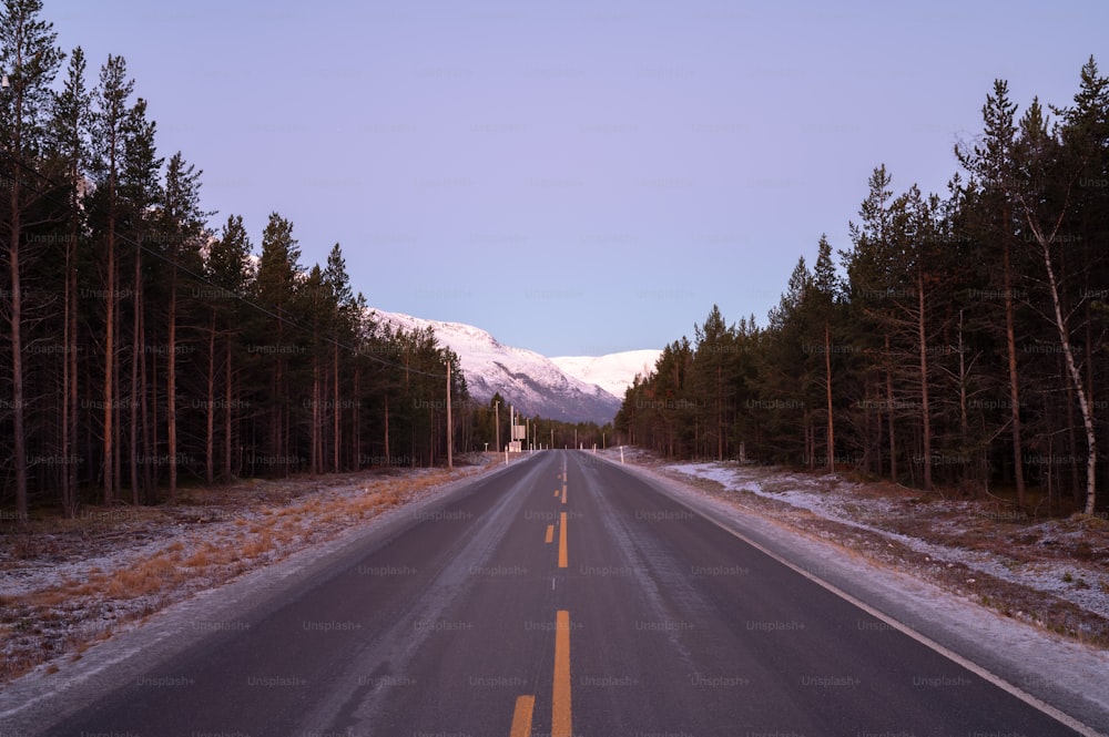 uma estrada com uma montanha ao fundo
