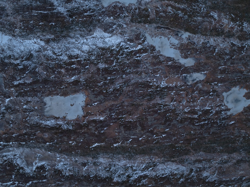 雪が積もった岩壁のクローズアップ