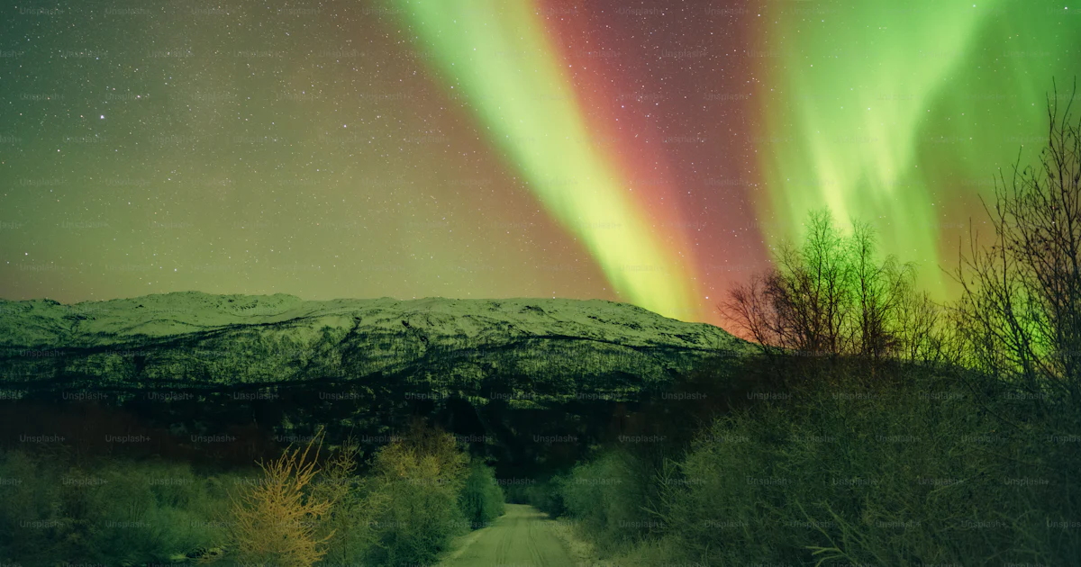 Une Aurore Verte Et Rouge Sur Un Chemin De Terre Photo Aurore Photo une-aurore-verte-et-rouge-sur-un-chemin-de-terre-photo-aurore-photo