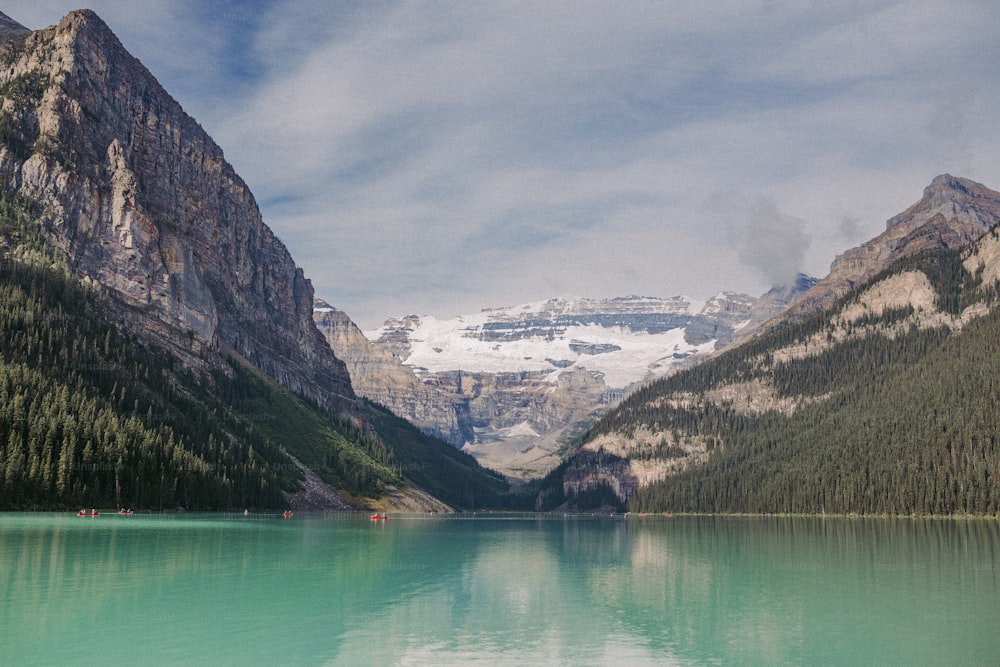 Un lac entouré de montagnes sous un ciel bleu