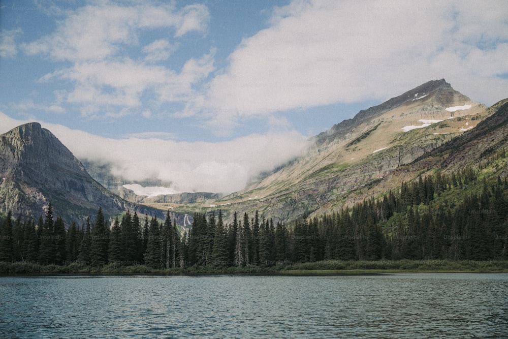 un grand plan d’eau entouré de montagnes