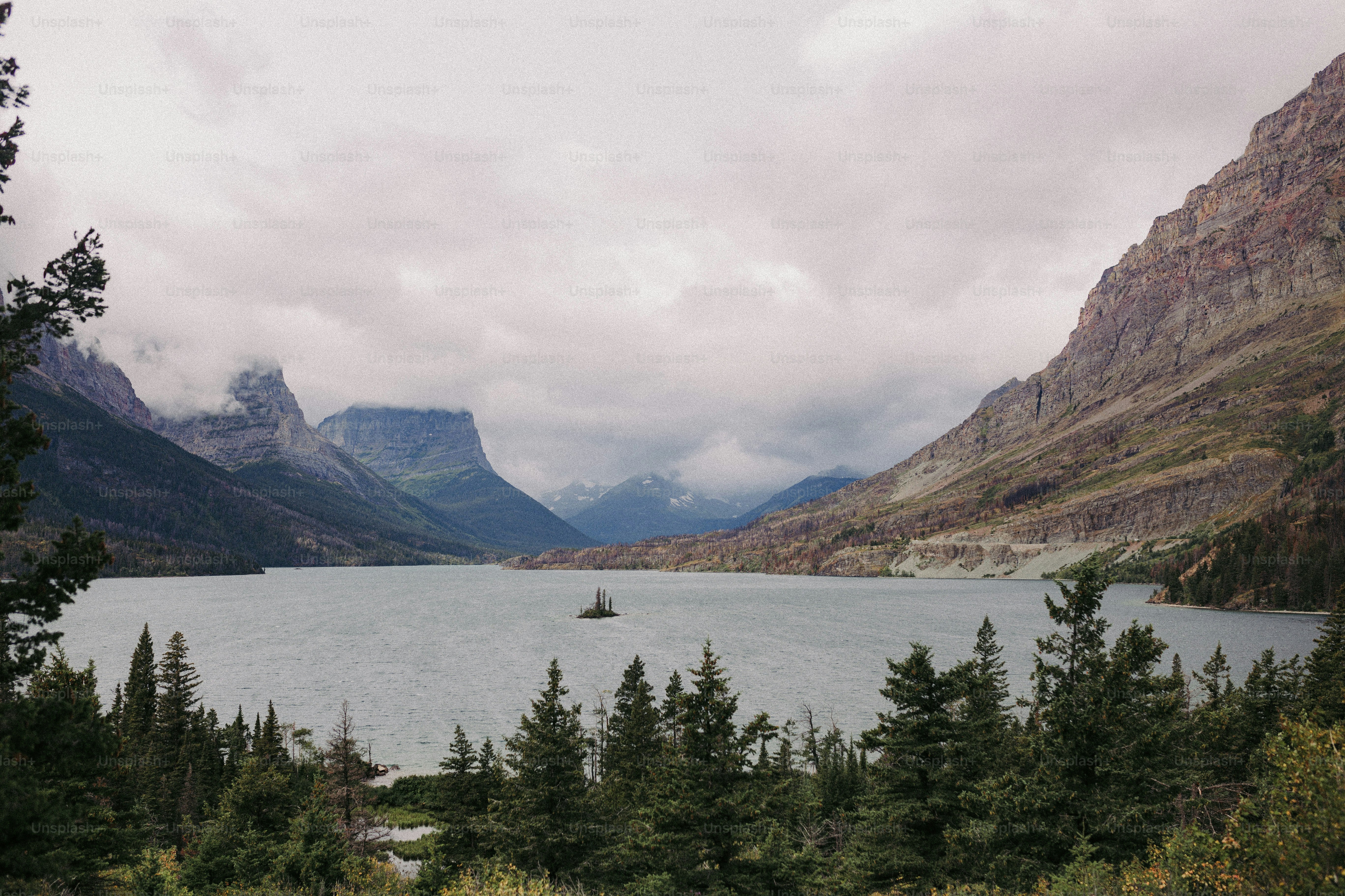 una gran masa de agua rodeada de montañas