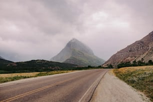 Un camino vacío con una montaña al fondo
