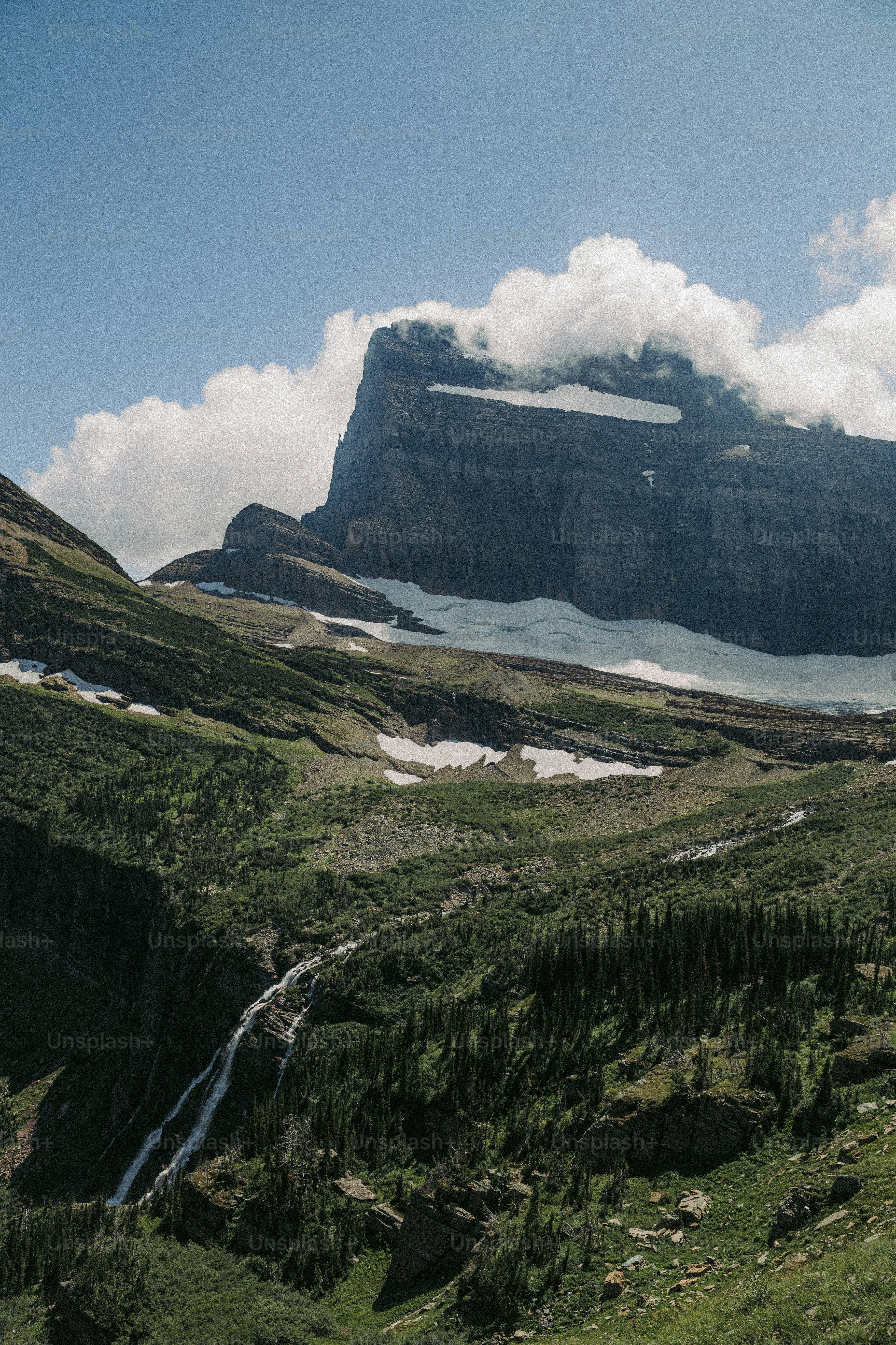 una montaña con una cascada en medio de ella