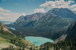 una catena montuosa con un lago nel mezzo